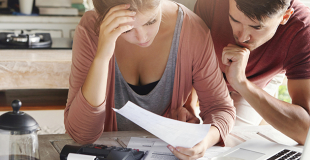 Mon conjoint est au chômage, puis-je emprunter pour un bien immobilier ?