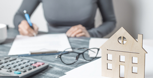Regrouper un crédit immobilier et un crédit travaux : conseils et comparateur